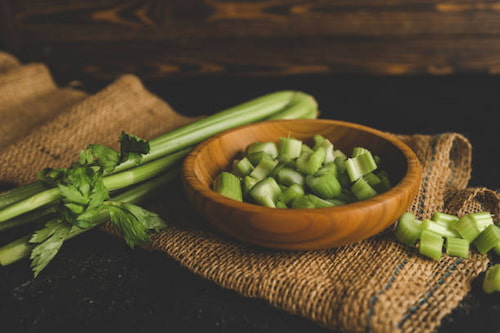 کرفس تازه بدون پژمردگی مناسب مصرف روزانه خانگی